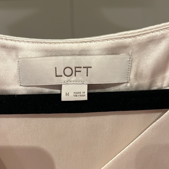 Women’s Loft silky v-neck blouse - never worn - Picture 3 of 3